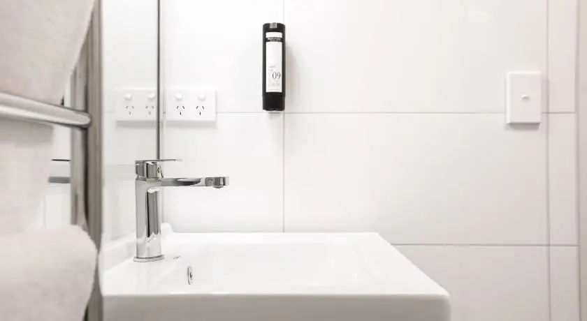 How to clean a bathtub？